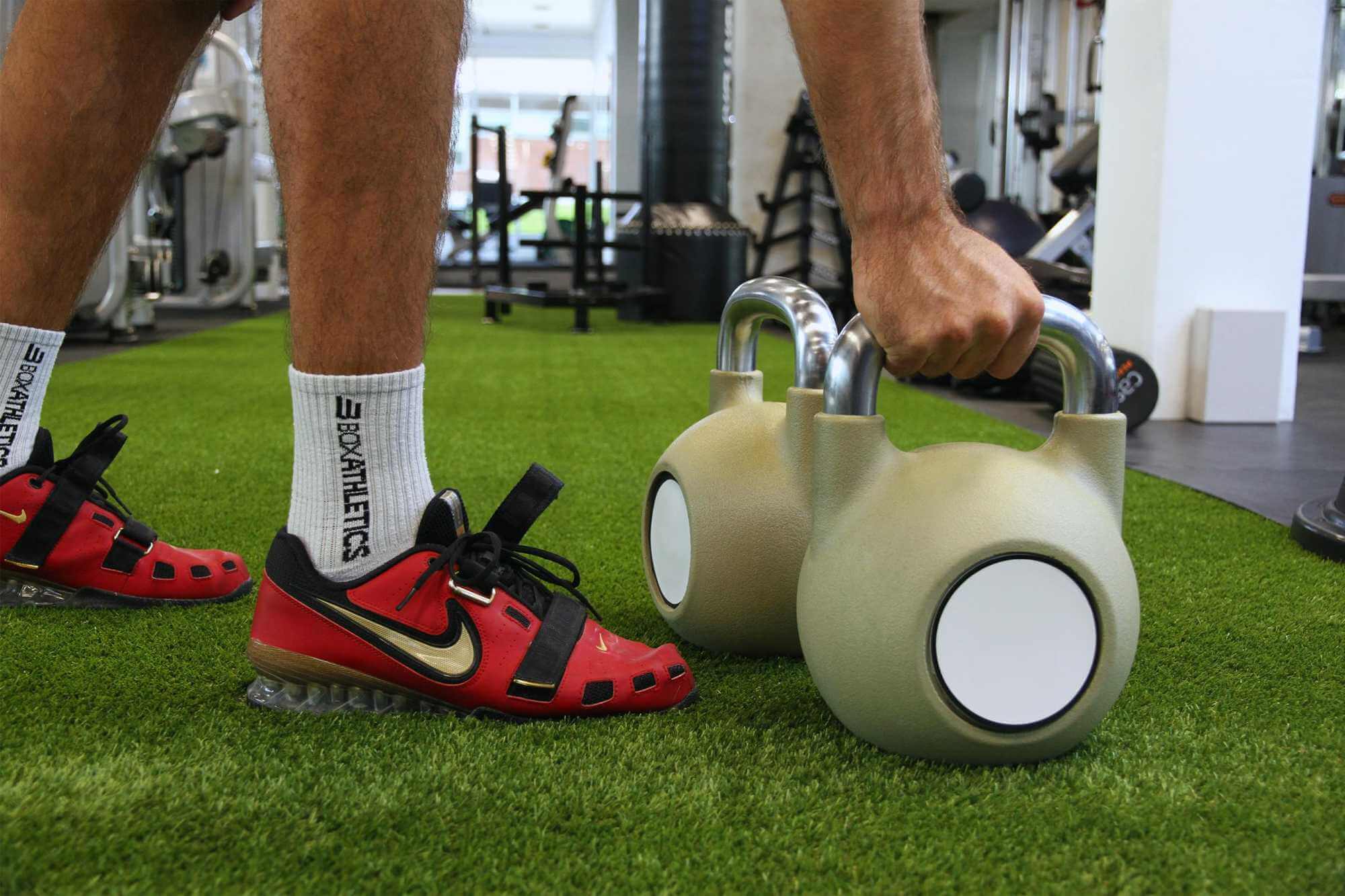 muž drží kettlebell